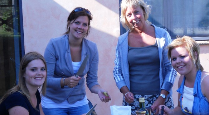 ragazze in cucina