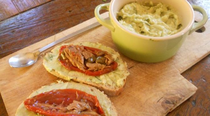 crostini di avocado e pomodori al tonno 001